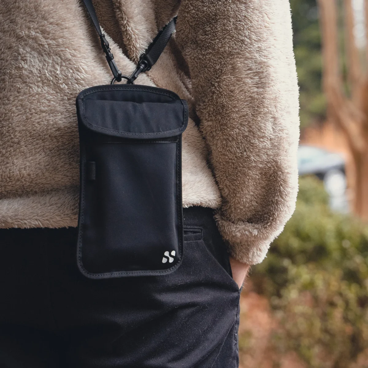 privacy_pouch_lifestyle_2_1800x1800 Safesleeve personvernveske - RFID sikker, unngå sporing og digitalt tyveri - Bilde 3
