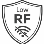 «Skjoldikon med teksten “Low RF” og et gjennomstreket radiosignal-symbol som indikerer lav radiofrekvent stråling.»