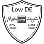 «Skjoldikon med teksten “Low DE”. Illustrasjon som viser skitten strøm som går gjennom et filter og blir til ren strøm, merket “Dirty Power” og “Clean Power”.»