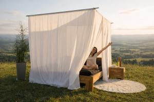 kvinne i skjermende baldakin i naturen