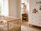 Barn i seng med baby monitor